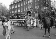 826724 Afbeelding van deelnemers aan een grote reünie van oud-medewerkers van het Diakonessenhuis, bij de Emmakliniek ...